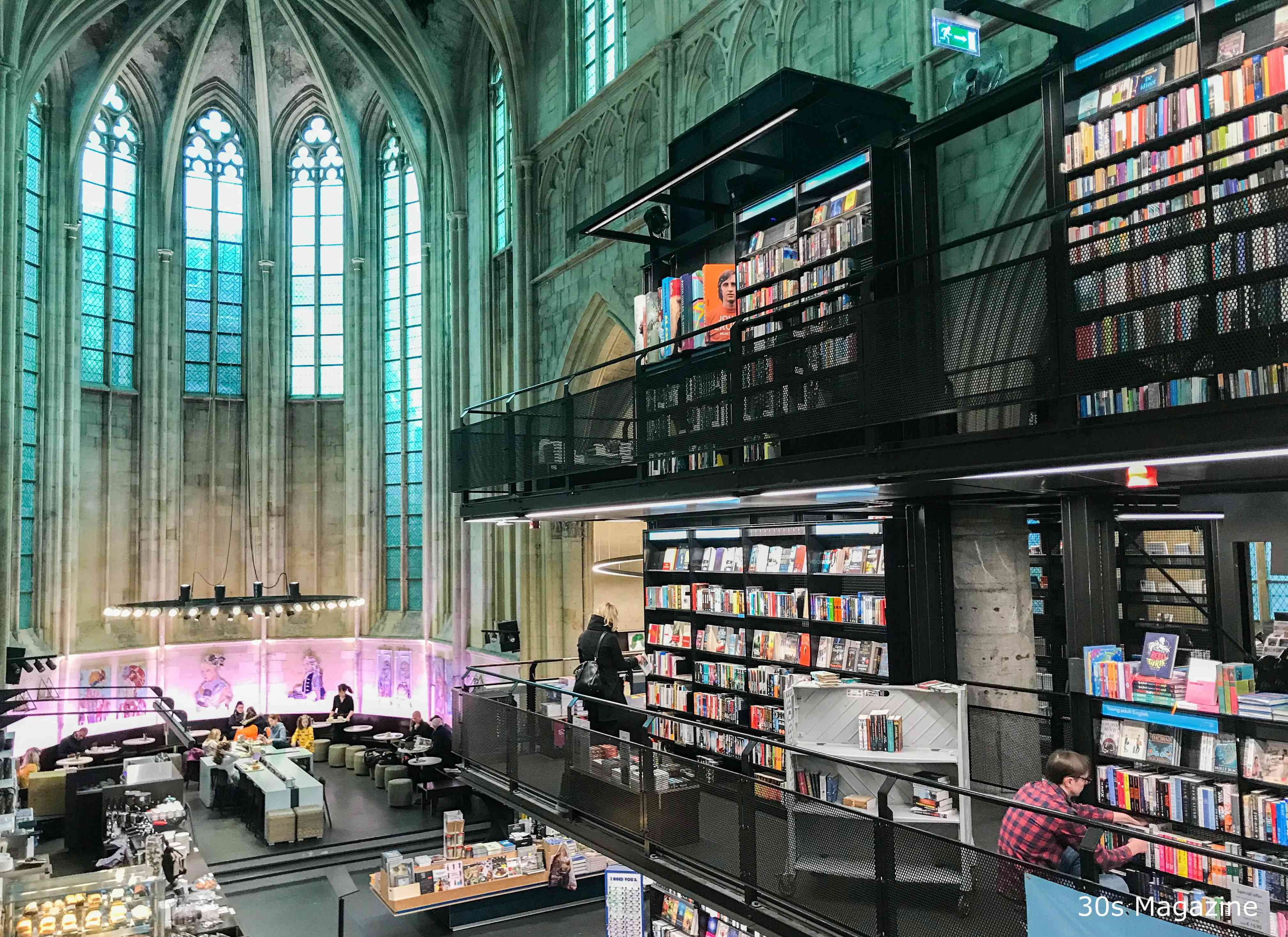 제단 카페에서 바라본 서점 내부